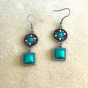 24057 Green dangle earrings